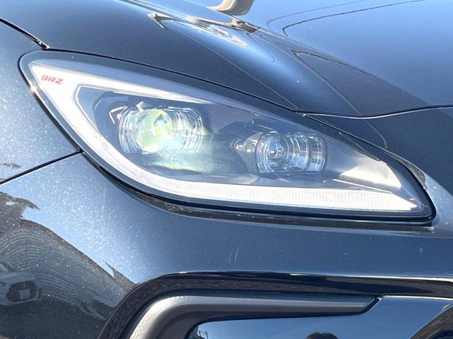 【LEDヘッドライト】悪天候や夜間走行時も良好な視界を確保し安心して運転できる高輝度LEDヘッドライトを装備！点灯速度が早く、消費電力も抑えられています。