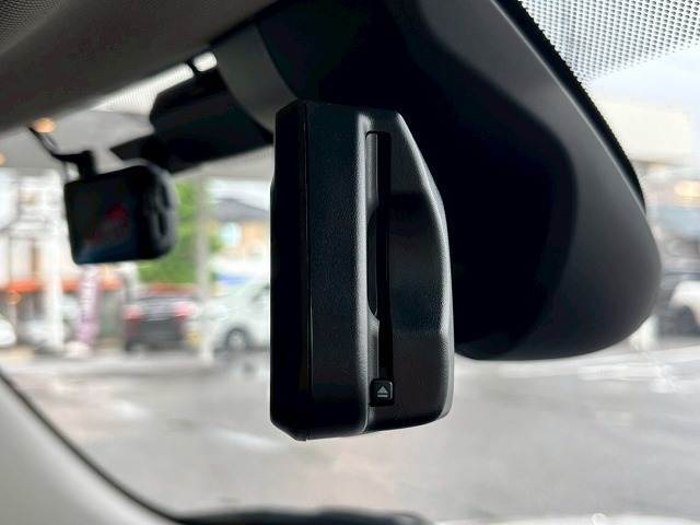 MINI純正のミラー一体型ETCが装備されております！ETC2.0対応で高速道路と自動車がリアルタイムで情報連携し、渋滞迂回ルートや安全運転をサポート！便利で快適なドライブを手助けします！