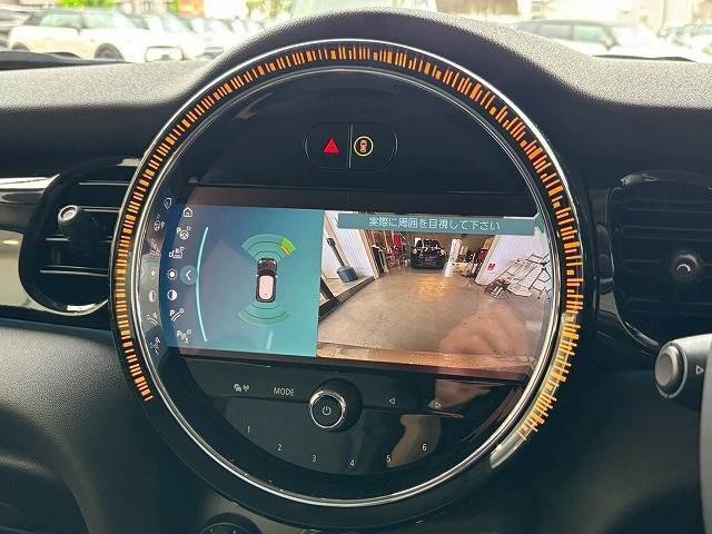 バックカメラ装備。後方確認に役立ち、楽々駐車やバックをしていただけます。