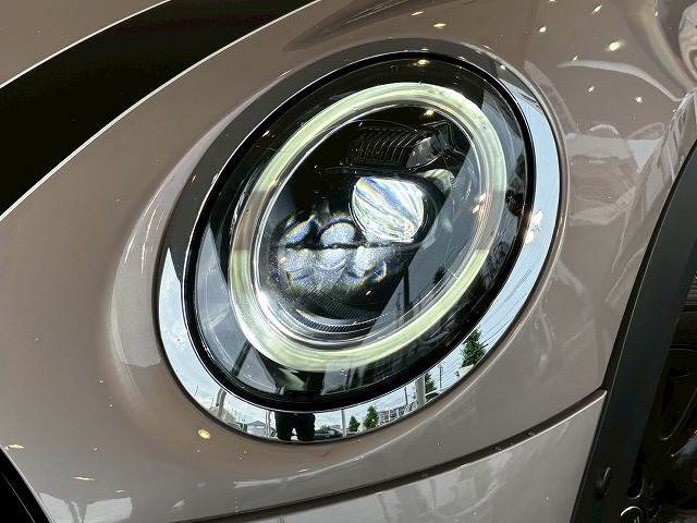 先進のLEDヘッドライトを装備。視認性と明るさが向上しより、安全運転をお楽しみいただけます。