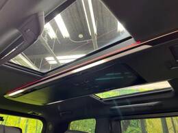 【サンルーフ】開放感たっぷりの希少装備、サンルーフが装着されています！車内に明かりを取り入れたり景色を楽しむ以外にも、車内の空気も簡単に換気できて快適です！