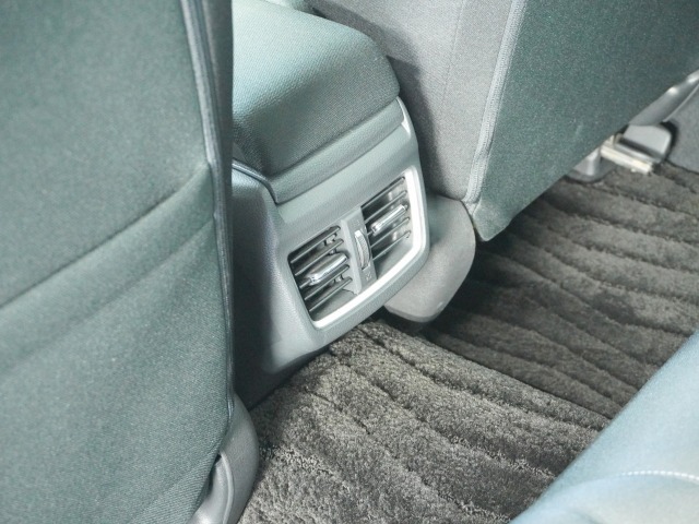 リア席専用のエアコン吹き出し口も装備されており、みんなで快適ドライブ！
