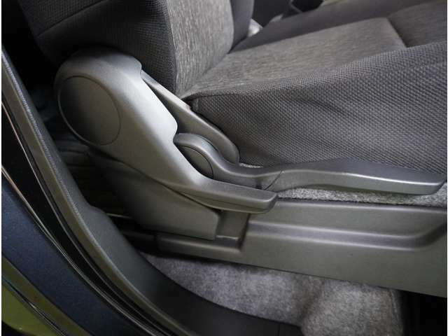 運転席の前後上下傾き用のラチェットレバーがありますので、座席の位置を自由自在に調整できます！