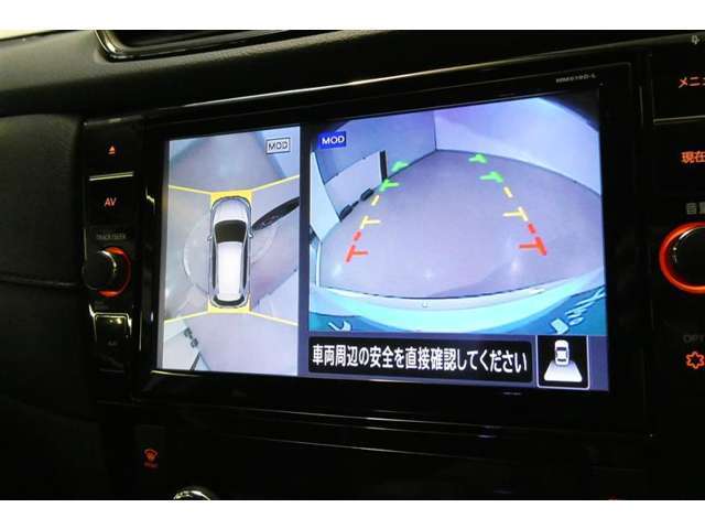【パノラミックビューモニター】映像で、見づらい車両周辺の確認をアシスト。クルマを真上から見ているような映像を表示。 運転席から確認しにくい車両周囲の状況を把握。