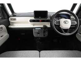 インストルメントパネルです。ツートン配色で落ち着いた雰囲気に仕上がっています。