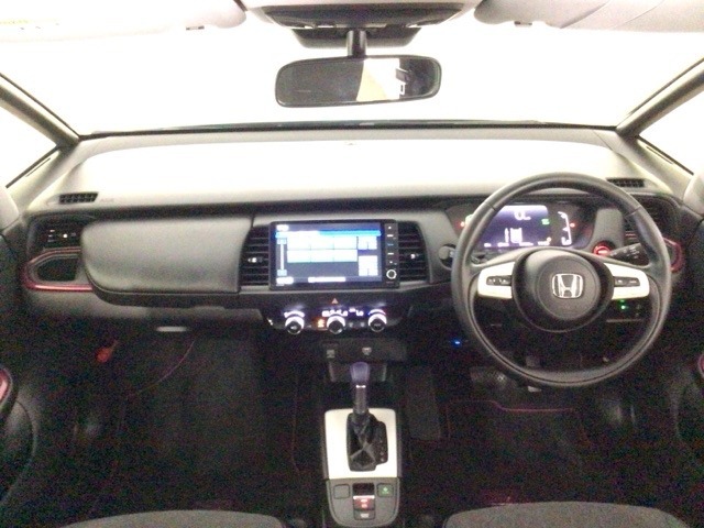 【前方視界】開放的な前方視界！運転がしやすく疲れにくいです♪窓が大きく、見通しがとっても良いおクルマですよ♪