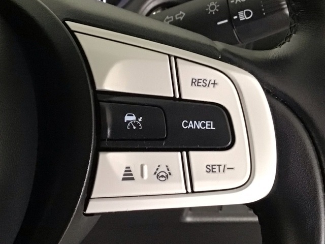 【アダプティブ・クルーズ・コントロール】予め設定した車速内でクルマが自動的に加減速。 前走車との適切な車間距離を維持しながら追従走行し、高速道路でのドライバーの疲労を軽減してくれる嬉しい機能付♪