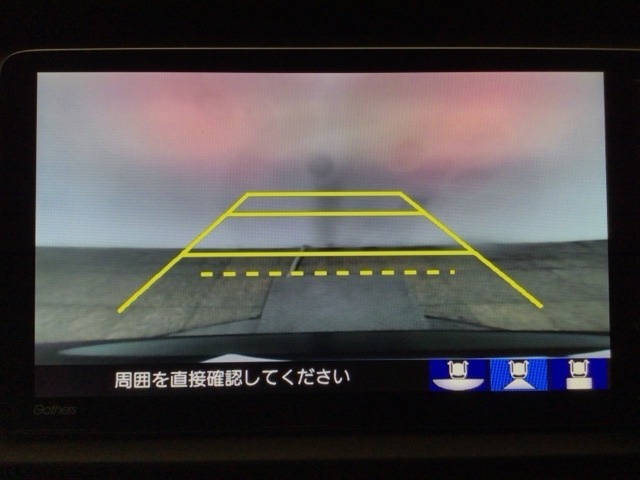 【バックカメラ】運転が苦手な方も車庫入れラクラクです！ギアをリバースに入れれば自動的に切り換わりますので、面倒な操作は不要です♪狭い駐車場もお車を傷つけず安心ですね！