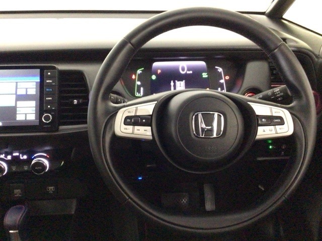 【ハンドル】運転にかかわる様々な操作を安全に行えるように視点移動が少なく操作性に配慮されたスイッチ類が凝縮されたコックピットです。