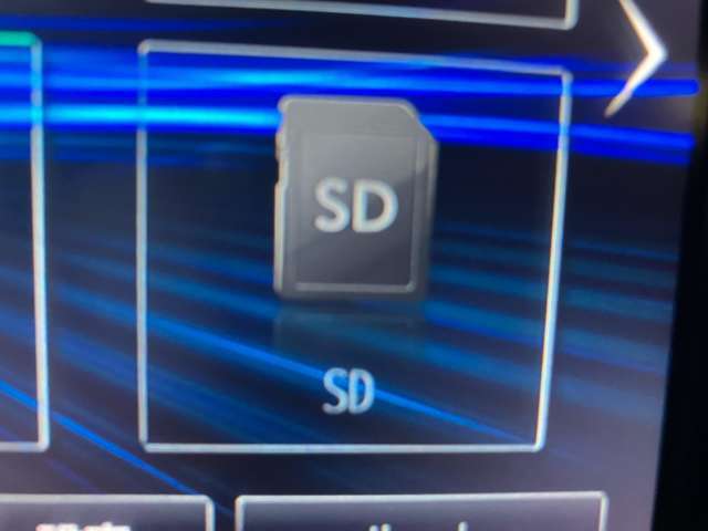 音楽SDカード入ります。
