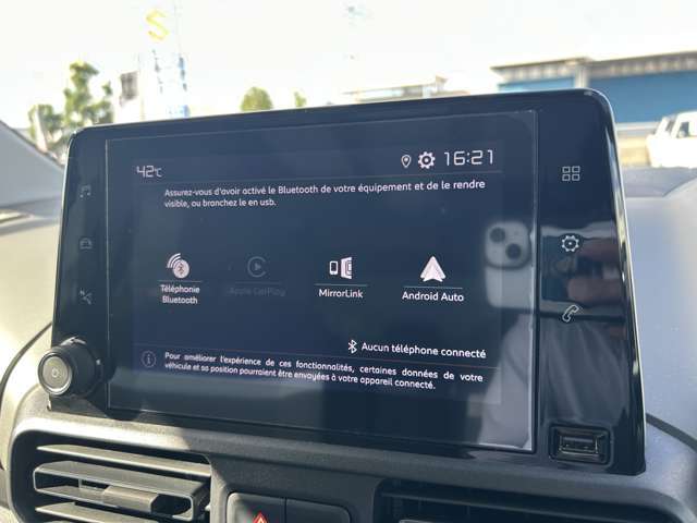 LIBERALAでは多種多様の車種をご用意させていただいております。お客様がご納得いくまで、そのお車の持つ特性を五感すべてで感じ取っていただける場をご提供します。