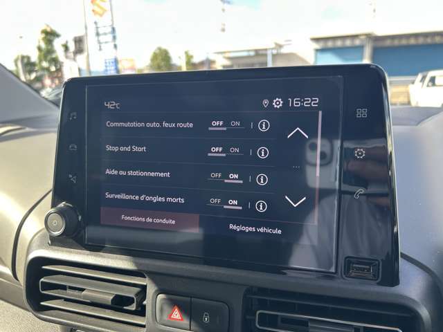 ご遠方の場合でも、下取り車両の金額を概算でお出しすることは可能でございます。車検証をお手元に、走行距離をご確認の上お問い合わせくださいませ。