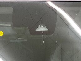 【インテリジェントエマージェンシーブレーキ】フロントカメラで前方の車両や歩行者を検知。衝突しそうな時は衝突被害軽減ブレーキが作動、衝突回避をサポート。より安全にドライブをお楽しみいただけます。