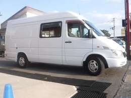 大変希少な「荷室後部、約、30cm延長ボディ仕様」のハイルーフベースの本格キャンピングカーの入庫です！！（全長約、6m！！と、後部エアロバンパー装着＆全長を延長した特別仕様モデルとなります）