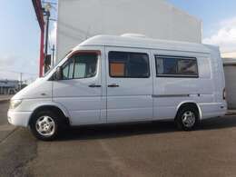 大変希少な「荷室後部、約、30cm延長ボディ仕様」のハイルーフベースの本格キャンピングカーの入庫です！！（全長約、6m！！と、後部エアロバンパー装着＆全長を延長した特別仕様モデルとなります）