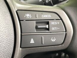 【アダプティブクルーズコントロール】高速道路での長距離走行が楽に！！自動で速度を保つクルーズコントロールが、衝突軽減システムと連携し、前方の車両を感知して車間を保つように速度調節してくれます！！