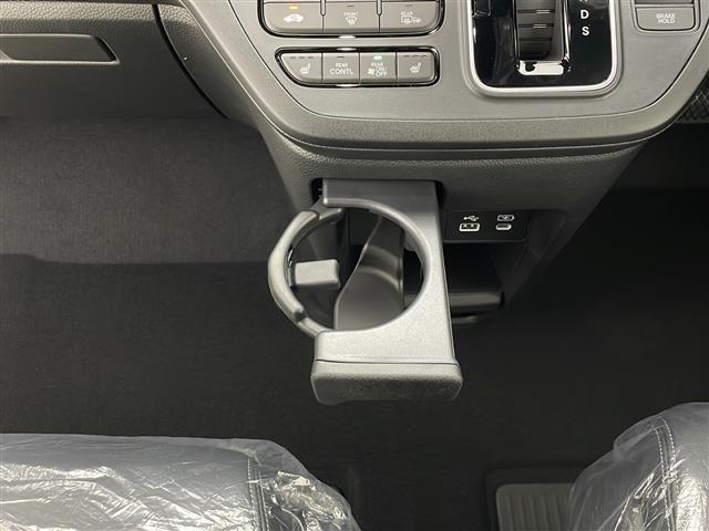 【ドリンクホルダー】長時間のドライブを快適に過ごすために、必須の車内アイテムですね。