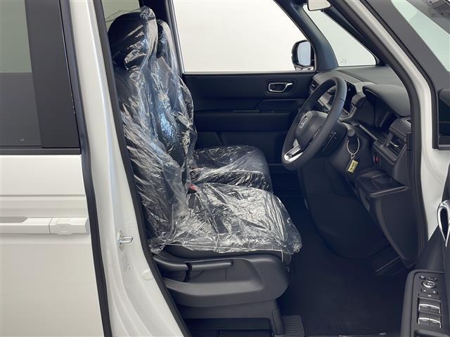 【運転席】座り心地が良いシートなので長時間の運転でも快適にお過ごしいただけます。新品のフロアマットのご注文も可能です。掲載箇所以外にご希望の写真がございましたらお気軽にお問い合わせ下さい。
