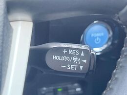 【レーダークルーズコントロール】高速道路での長距離走行が楽に！！自動で速度を保つクルーズコントロールが、衝突軽減システムと連携し、前方の車両を感知して車間を保つように速度調節してくれます！！