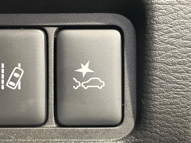 【三菱e-Assist】走行中に前方の車両等を認識し、衝突しそうな時は警報とブレーキで衝突回避と被害軽減をアシスト。より安全にドライブをお楽しみいただけます。