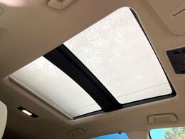 【サンルーフ】開放感たっぷりの希少装備、サンルーフが装着されています！車内に明かりを取り入れたり景色を楽しむ以外にも、車内の空気も簡単に換気できて快適です！