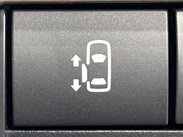 【ハンズフリー機能付きパワースライドドア】スライドドアの下に足先を入れてすぐ引くと、自動的にスライドドアが開閉します！荷物で両手がふさがった状態でも、ドアの開閉ができてとっても便利！