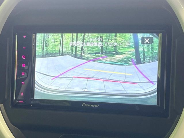 【バックカメラ】駐車時に後方がリアルタイム映像で確認できます。大型商業施設や立体駐車場での駐車時や、夜間のバック時に大活躍！運転スキルに関わらず、今や必須となった装備のひとつです！