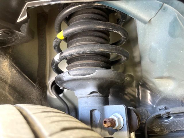 お車を安心してお乗りいただく為には、足回りの定期点検が欠かせません。サービスサポート（有償保証）では無料点検もご提供しており、安心のカーライフをお過ごしいただけるサポート体制が整っています。