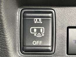 【助手席側電動スライドドア（ハンズフリーオートスライドドア）】キーレスオペレーションキーを携帯していれば、両手がふさがっているときも足先だけで、ドアロックを解除し自動で開閉できます！