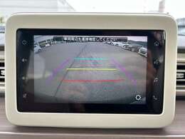 【バックモニター】後ろのカメラの映像をモニターに映し出すことができます！後方の見えない死角や、障害物との距離感をしっかり確認することができます！駐車が苦手な方におすすめです。