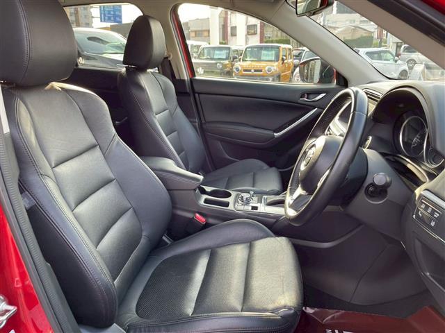 運転席　目立つシミ汚れ、破れなどもなく良好なコンディションとなっております。