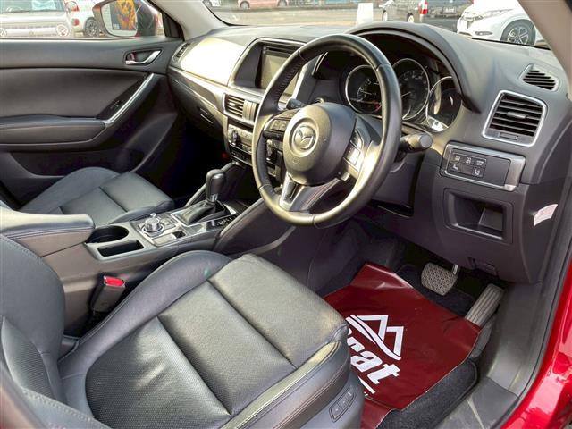 運転席　目立つシミ汚れ、破れなどもなく良好なコンディションとなっております。