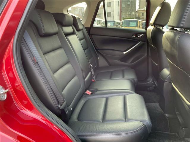 セカンドシート　気になるシミ、汚れもなく良好なコンディションです。