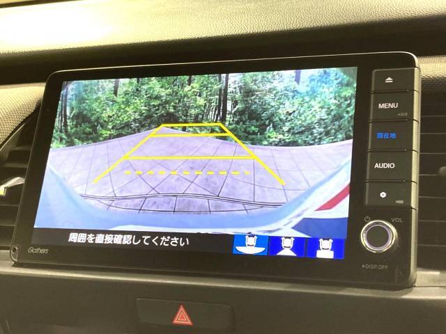 【バックカメラ】駐車時に後方がリアルタイム映像で確認できます。大型商業施設や立体駐車場での駐車時や、夜間のバック時に大活躍！運転スキルに関わらず、今や必須となった装備のひとつです！