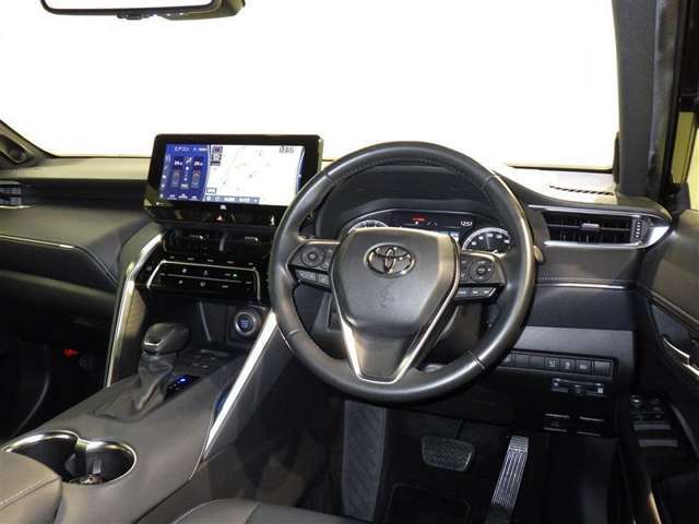 運転の際、常に目にする部分だけにシックで飽きのこないデザインが良いですね。