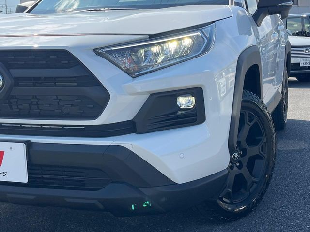 【LEDヘッドライト】悪天候や夜間走行時も良好な視界を確保し安心して運転できる高輝度LEDヘッドライトを装備！点灯速度が早く、消費電力も抑えられています。