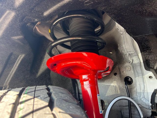 お車を安心してお乗りいただく為には、足回りの定期点検が欠かせません。サービスサポート（有償保証）では無料点検もご提供しており、安心のカーライフをお過ごしいただけるサポート体制が整っています。