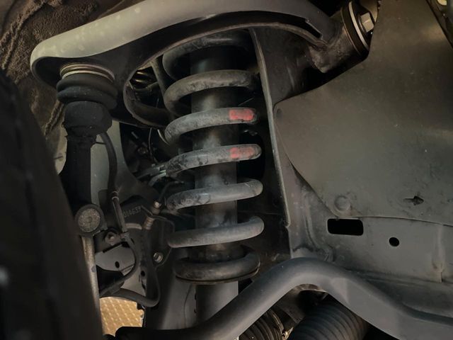 お車を安心してお乗りいただく為には、足回りの定期点検が欠かせません。サービスサポート（有償保証）では無料点検もご提供しており、安心のカーライフをお過ごしいただけるサポート体制が整っています。
