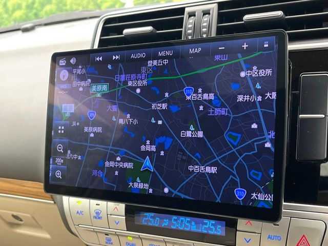 【10インチワイドナビ】高級感とインパクトのある大型ワイドナビを装備。各種オーディオ操作はもちろん、横長ワイド画面でのマップ2分割表示など、利便性も高いナビです♪