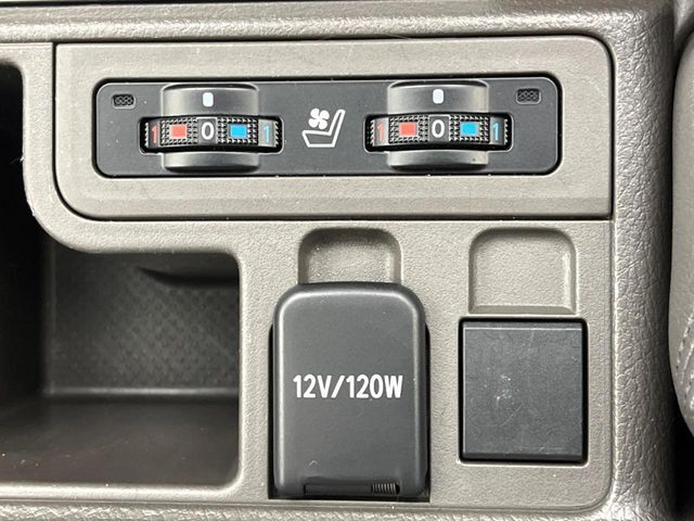 【シートベンチレーション】夏場は涼しい風でお尻や背中の熱やムレを防ぎ、冬はエアコンよりも早く温まってポカポカに！季節を問わず快適に過ごせます。