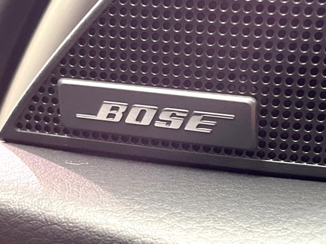 【BOSEサウンドシステム】メーカーオプションの高品位サウンドシステムを搭載。専用のチューニングが施された大小様々なスピーカーから良質なサウンドが奏でられ、臨場感あふれる音響空間を演出します。