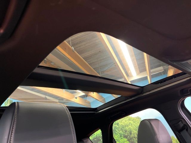 【大型サンルーフ】車内の解放感が一気に上がる大型のパノラマルーフ！季節を問わず開放的で快適なドライブをお楽しみいただけます。流通量も少なく希少価値の高い人気の装備です♪