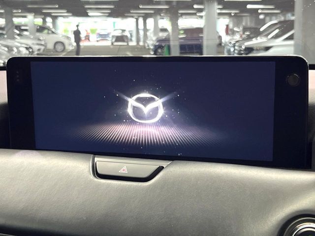 【10.25インチマツダコネクト】車内の雰囲気にマッチした大型ディスプレイ。スマホ接続でのナビ使用やBluetooth再生等、様々な機能が楽しめます。直感的なダイヤル操作が可能で、使い勝手も良好です。