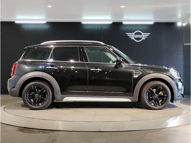 ☆MINIの車の始まりは大人四人がギリギリ乗れるコンパクトな車です！！今となっては3ナンバーですが、もともとは5ナンバーの車でした！！