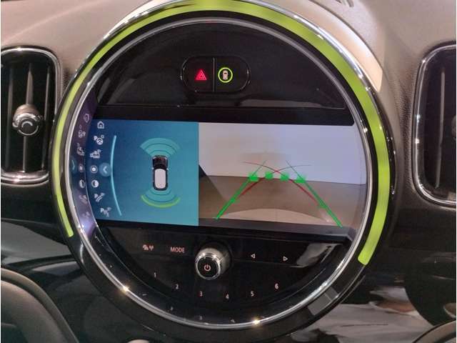 【リアビューカメラ】予想進路表示機能付☆ハンドルの舵角に応じてライン取りが可能。画像の解像度も高く、見やすくなっております☆