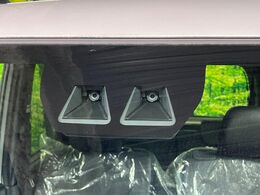 【スマートアシスト】走行中に前方の車両等を認識し、衝突しそうな時は警報とブレーキで衝突回避と被害軽減をアシスト。より安全にドライブをお楽しみいただけます。