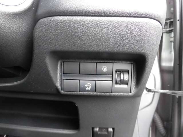 運転席の右下に各種スイッチがまとめられています。