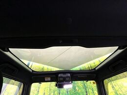 【ガラスルーフ】ガラスルーフ搭載で車内の解放感が一気にアップ！開放的なドライブをお楽しみいただけます。