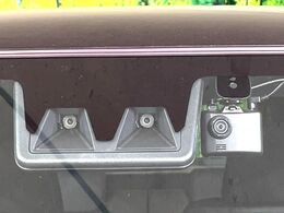 【スマートアシスト】走行中に前方の車両等を認識し、衝突しそうな時は警報とブレーキで衝突回避と被害軽減をアシスト。より安全にドライブをお楽しみいただけます。