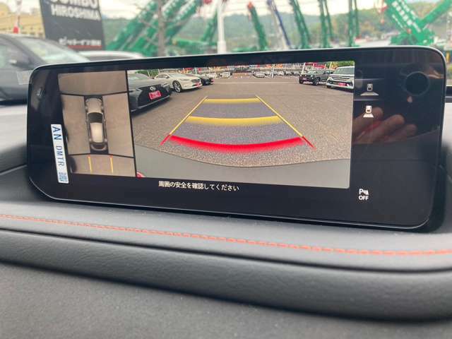 【360°ビューモニター】専用のカメラにより、クルマを真上から360度見下ろしているかのような映像により周囲を確認することができます！縦列駐車や幅寄せ時に活躍◎